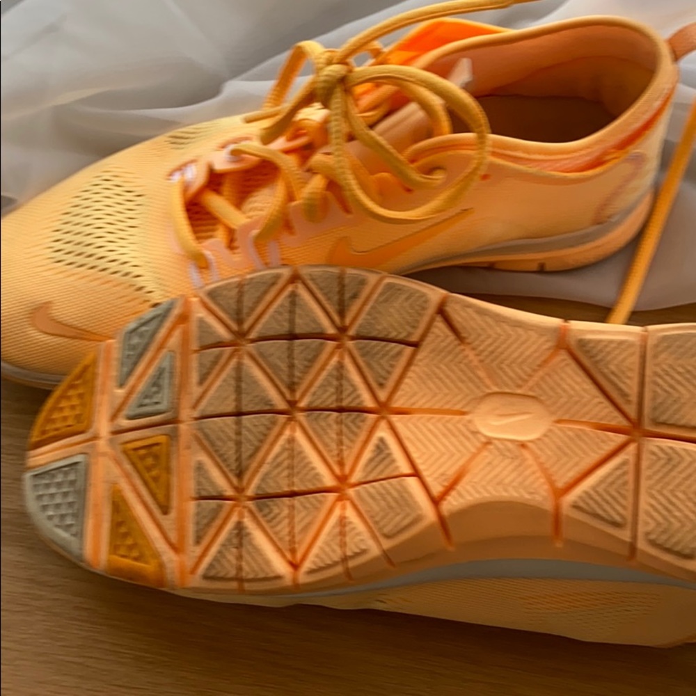 Orange melon nike free sneakers - Picture 6 of 11